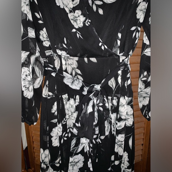 Calvin Klein floral dress. - Picture 4 of 5